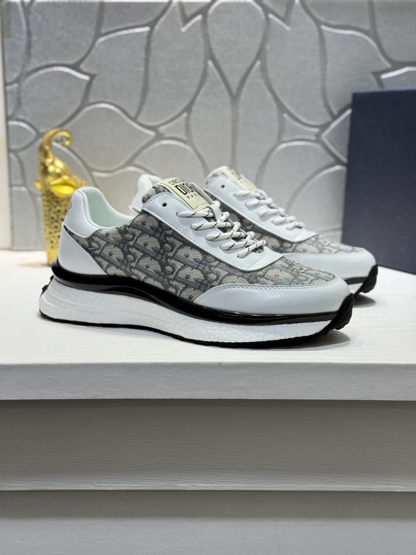 Men's shoes 💰440 [New style] 🐬🐬Original quality (Dior) latest style 🎁casual and fashionable men's shoes👟hot style💥simple and elegant style, exclusive for trendy men. Unique official website new and most brand elements👑original decoration, imported cowhide stitching with classic fabrics, fashionable and generous accessories, ✅foamed TPU wear-resistant** outsole, light and comfortable. Size: 38-44 (45 customized bye bye